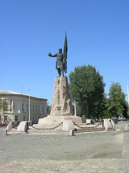 450px-Statue of Yermak in Novocherkassk.jpg