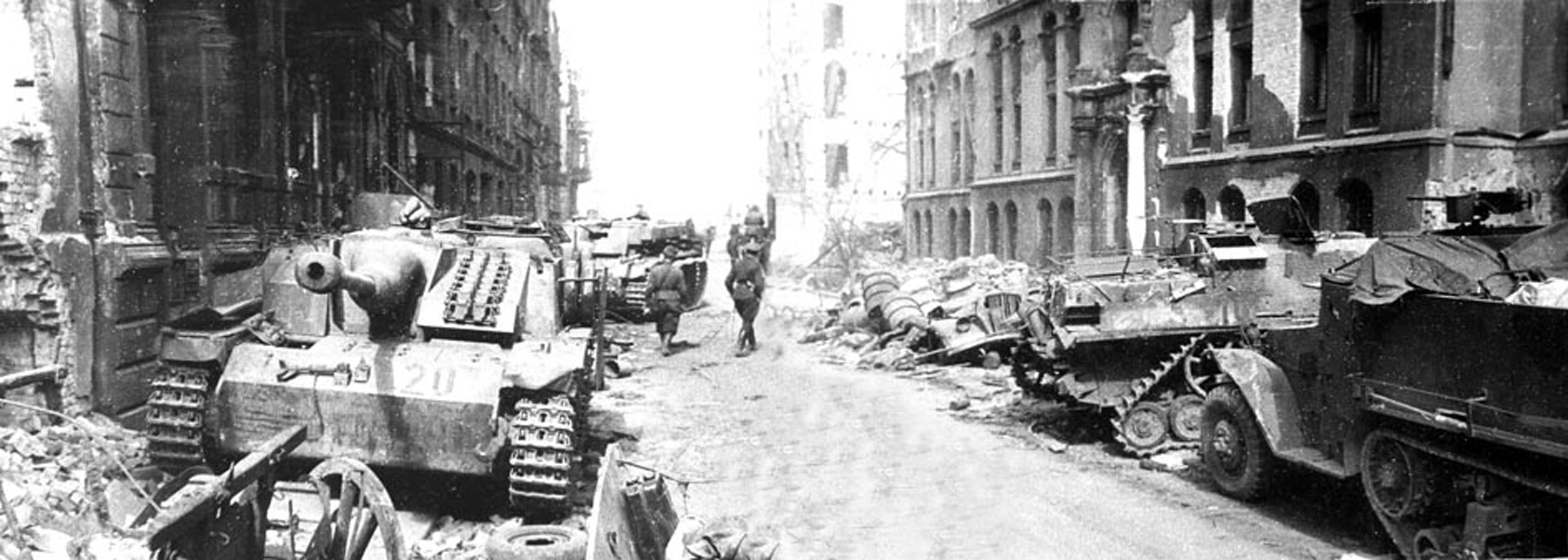 Немецкая техника на улице Миттельтрагхайм в Кенигсберге после штурма